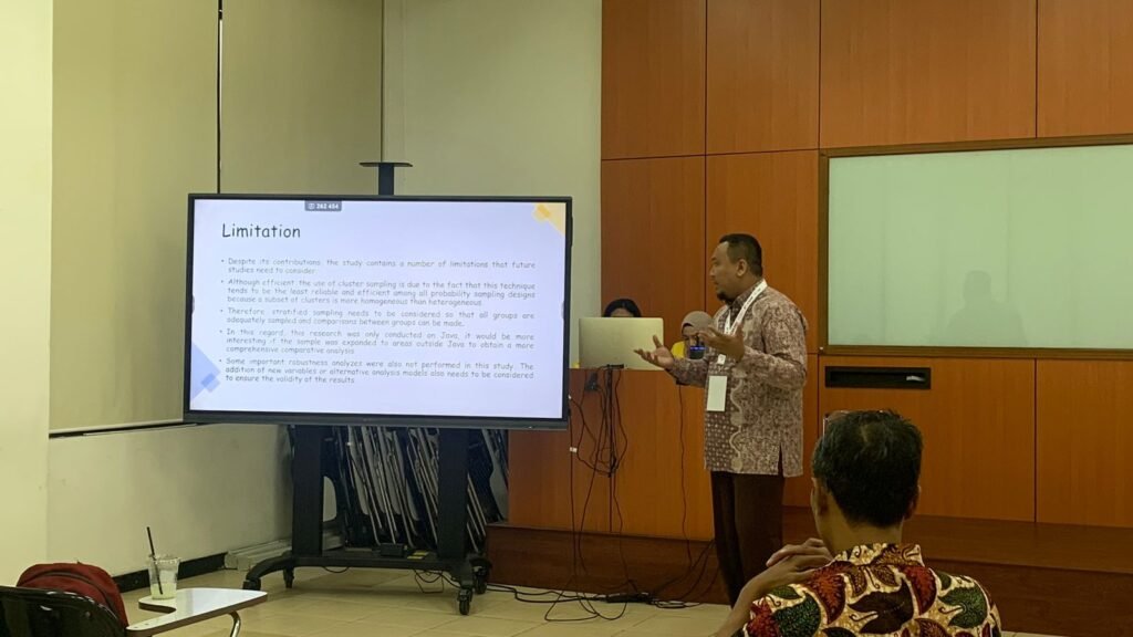 Gustofan Mahmud presentasikan karya ilmiahnya bersama Prianto tentang E-Filing yang mempermudah UMKM di Indonesia