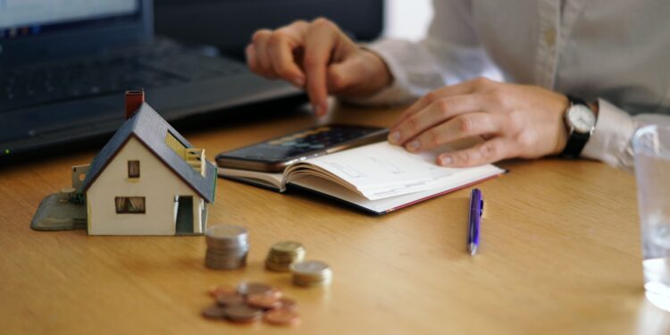 closeup-shot-person-thinking-buying-selling-house 1 - Pratama Institute Pemerintah Tegaskan Pemda Tak Boleh Sembarangan Naikkan PBB