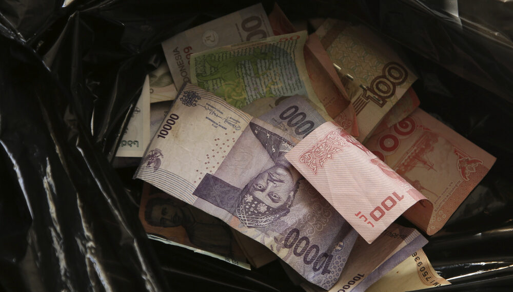 Ilustreasi rupiah yang melemah